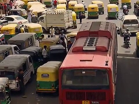 В Нью-Дели женщина впервые села за руль автобус