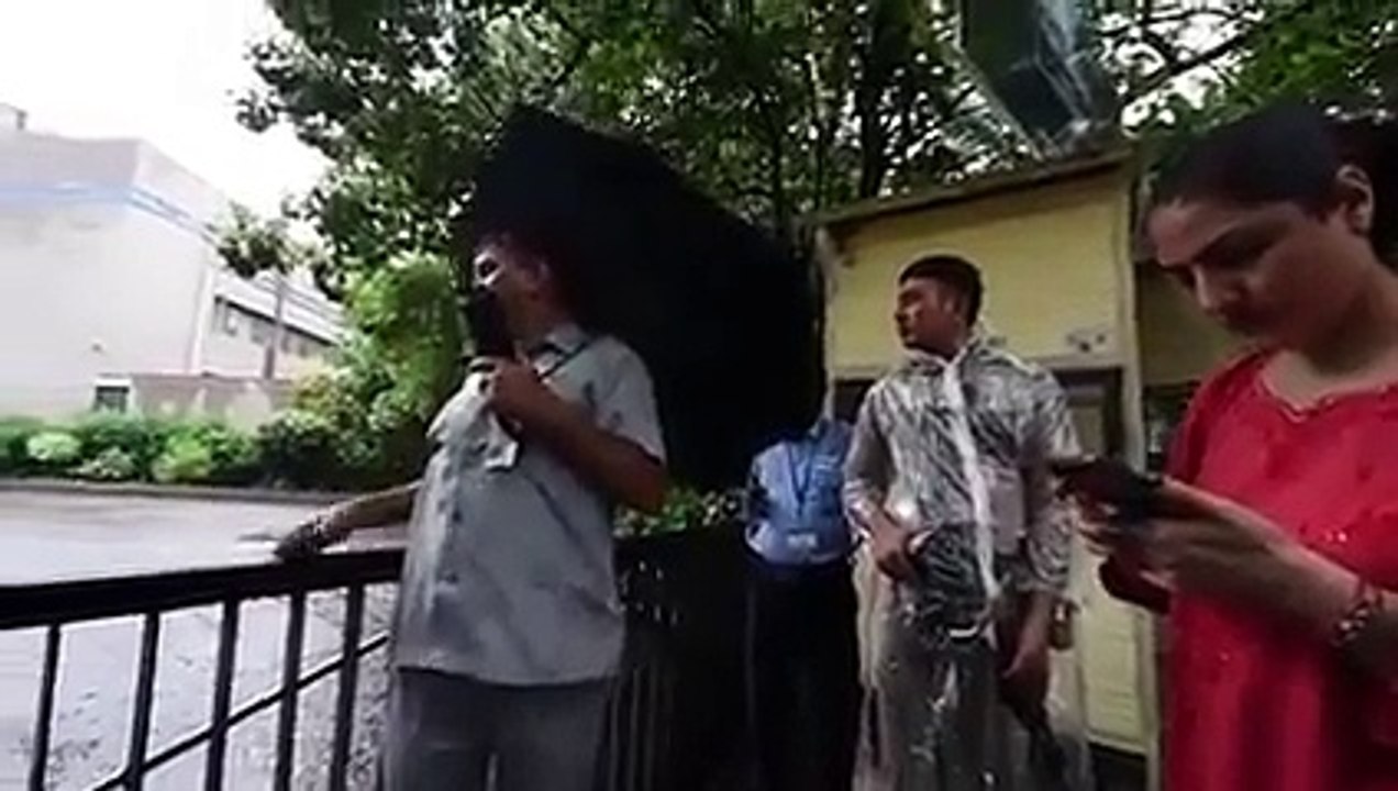 VIP culture in India - Foreigner Slaps Security Guard for Not Allowing Her to Visit Restricted Area