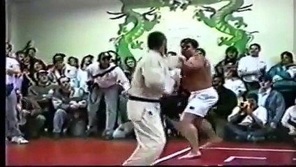 قتال بين رجل كمال أجسام ومحترف ججستو