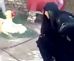 لڑکی اور مرغے کی لڑائی ۔۔ ہاہاہاہا