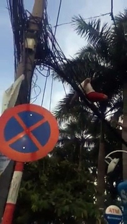 Clip thanh niên ngáo đá đu dây điện trên đường Cộng Hòa