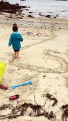 Mais pourquoi Zouzou suit-elle le chemin ?....Pour ne pas marcher sur les algues!!