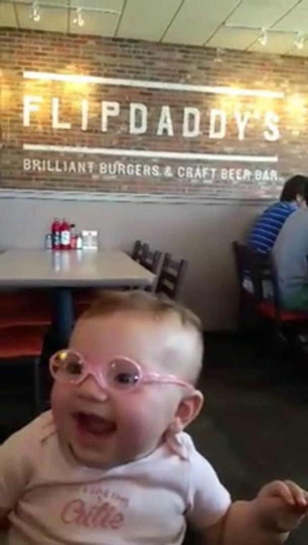 Bébé porte des lunettes pour la première fois - Vidéo Dailymotion