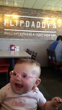 Bébé porte des lunettes pour la première fois