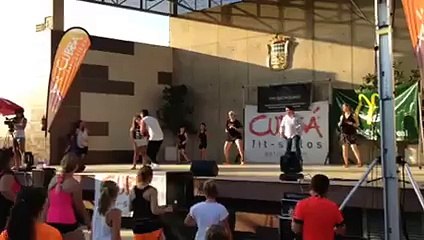 El alcalde de Nules da ejemplo y se sube al escenario a bailar Cubba