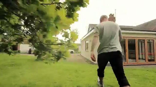 Propulsé par une balançoire, il fait un saut de MALADE par dessus une maison !