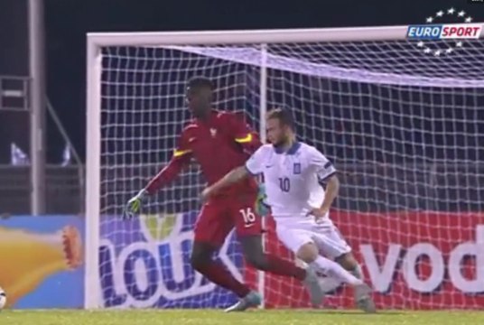 Superbe petit-pont du gardien de la Fance U19 dans sa surface!
