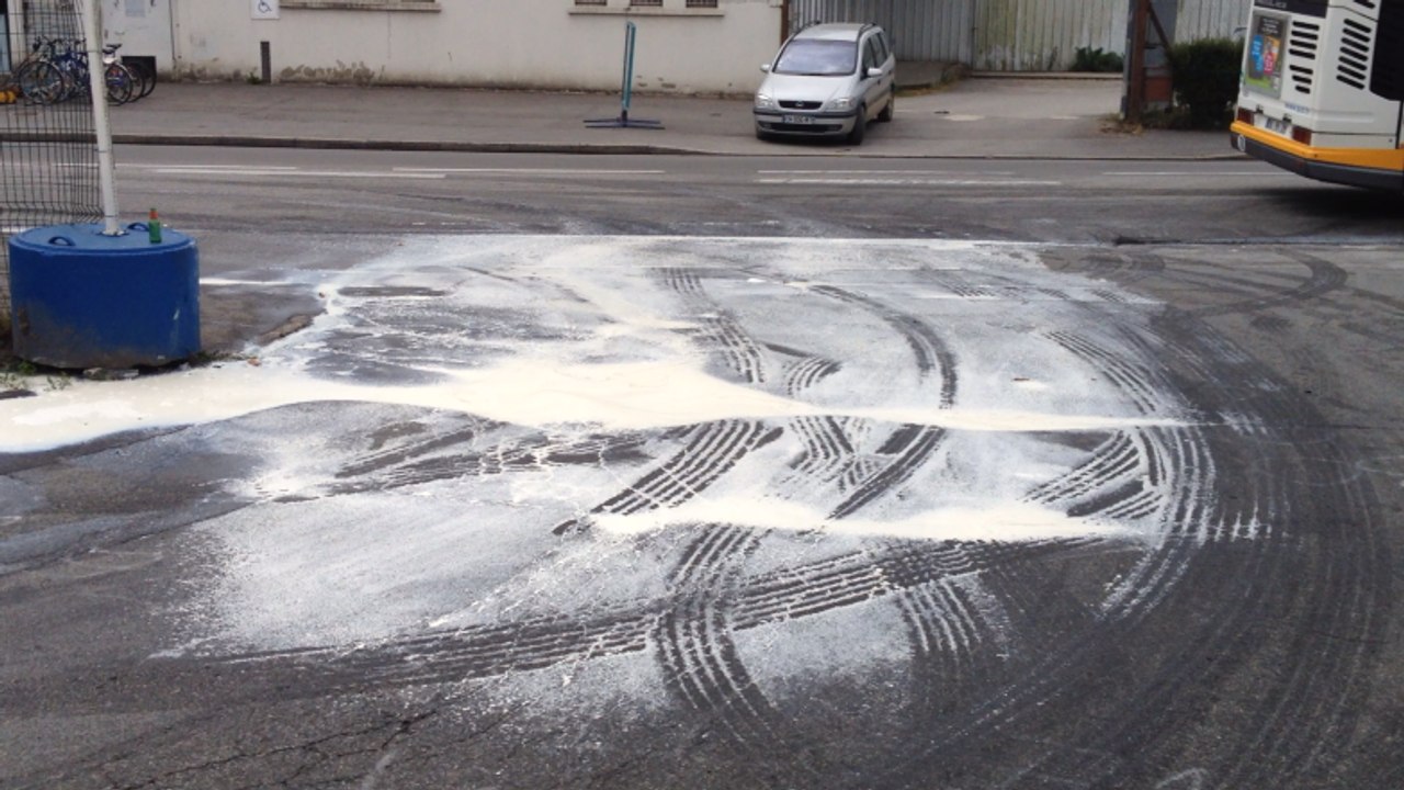 Les agriculteurs bloquent l'usine Entremont