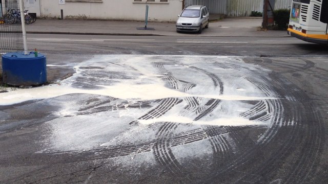 Les agriculteurs bloquent l'usine Entremont