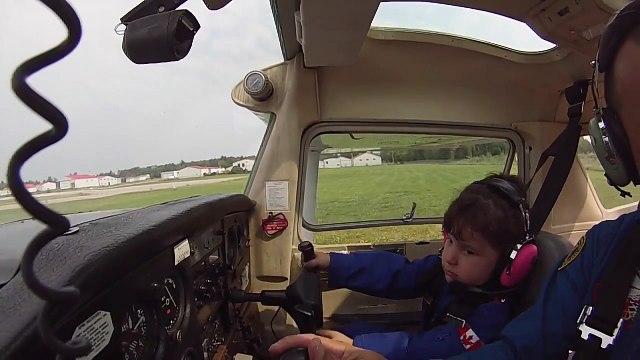 Une petite fille fait des acrobaties aériennes avec son papa