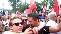 Deux hommes font semblant dtre homosexuels en Russie