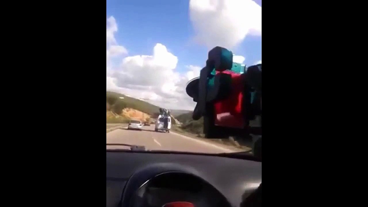 Maroc Accident _ Renversement d'un minibus transportant les supporters du Raja sur son toit