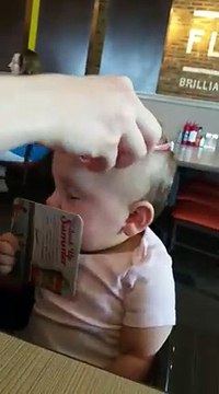 Un bébé voit net grâce à ses nouvelles lunettes