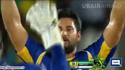 Misbah picks up bullet fired from Chris Gayle's bat