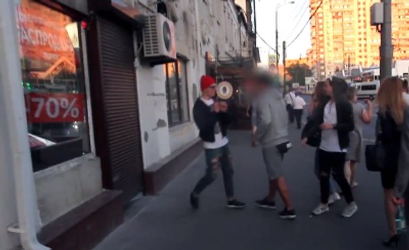 Ce qui arrive quand deux hommes se tiennent par la main à Moscou