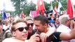 Deux hommes font semblant d'être homosexuels en Russie