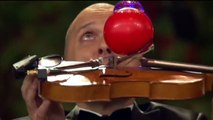 Jouer du violon avec des objets en équilibre