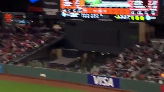 Il plonge dans l'eau pour une balle de baseball