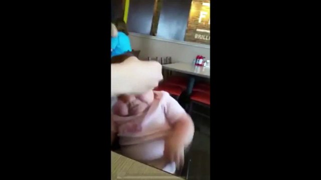 Miyop bebek anne babasını ilk kez görünce...