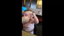 Una bambina indossa gli occhiali da vista e riesce a vedere i suoi genitori per la prima volta