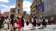 Banda de Gaitas Xácara en la Plaza de la Catedral, Oviedo.