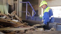 Le recyclage des meubles usagés : reportage sur un site de traitement du bois