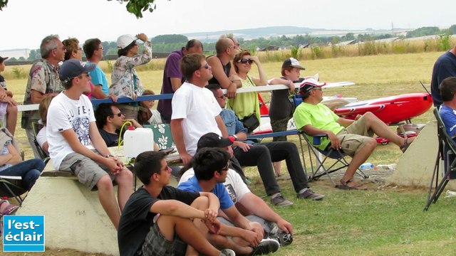 Spectacle de voltige d'avions grands modèles à Romilly
