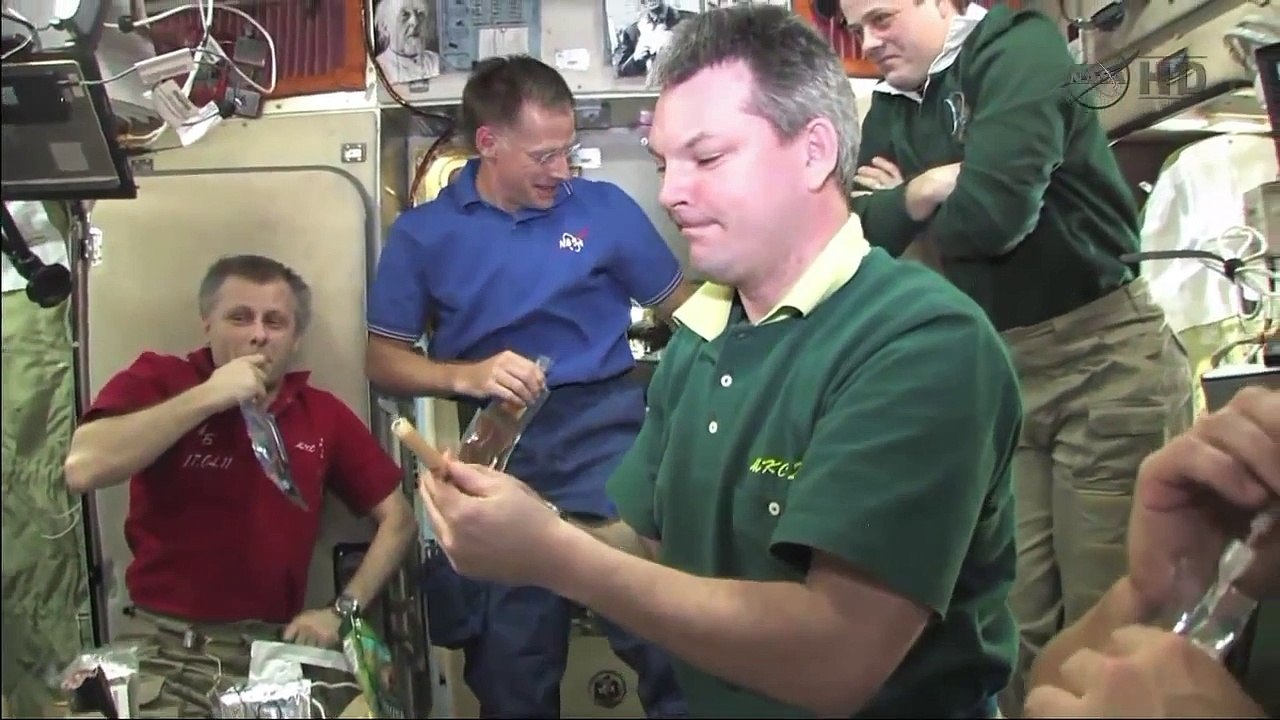 [STS-135] Crew Enjoy Dinner Inside Russian ISS Segment