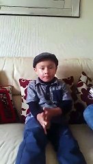 Un père interroge son fils et découvre avec joie qu'il connait toutes les capitales du monde