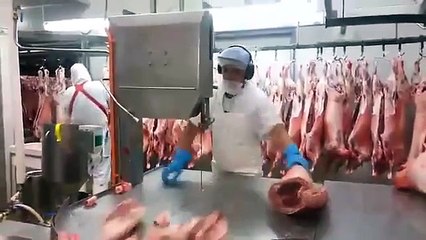 Cette machine à couper la viande est terriblement dangereuse mais tellement rapide ...