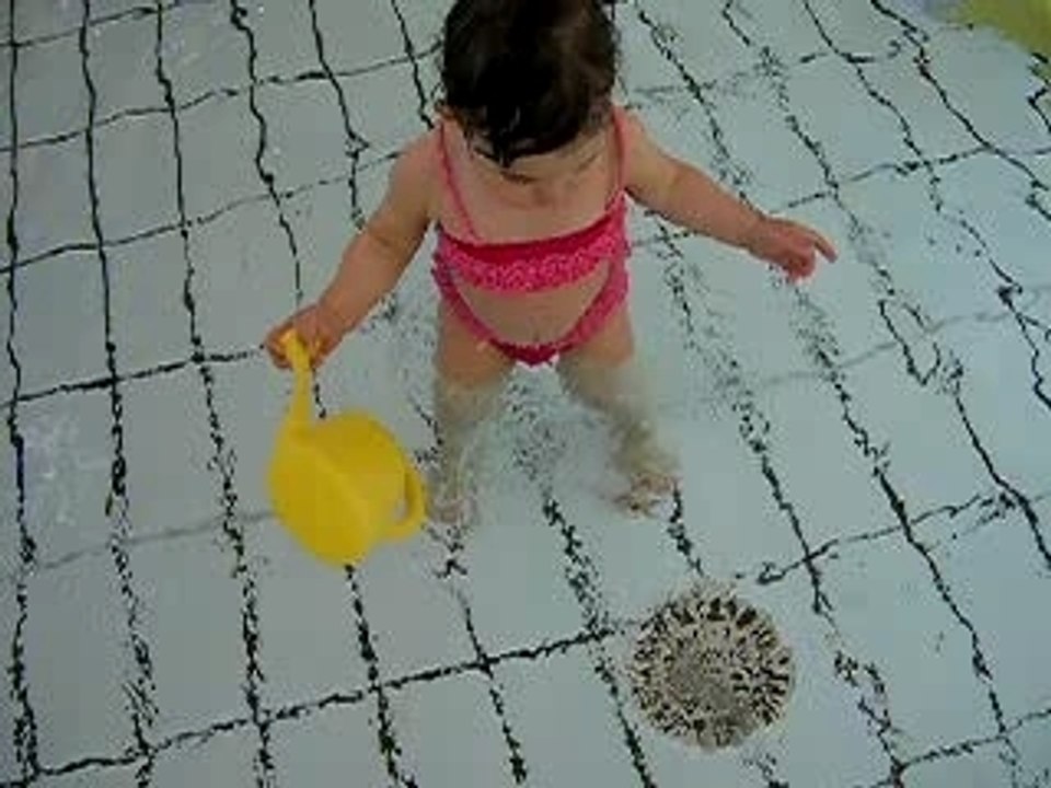 Ava à la piscine 2