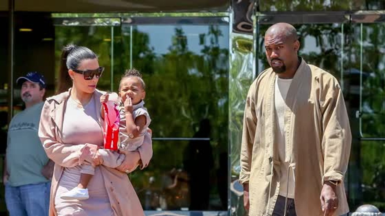 Kim kardashian, kanye west und tochter north gehen ins kino