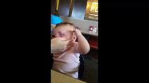 Bebê ganha óculos de presente e enxerga os pais com clareza pela primeira vez na vida, veja o vídeo