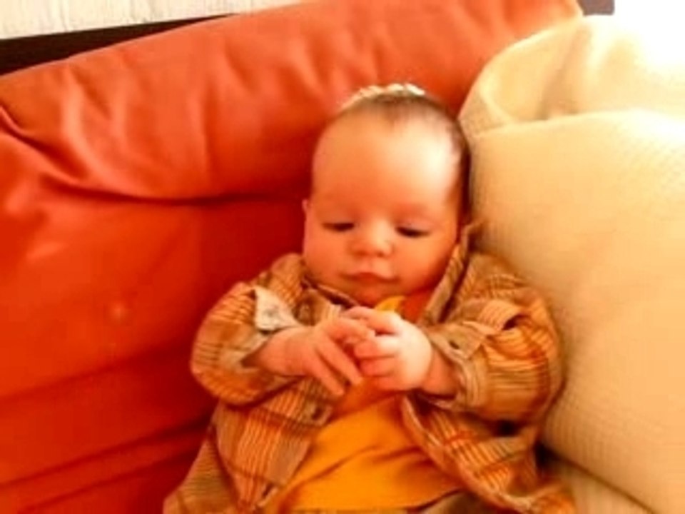 Axel 3 mois découvre ses mains