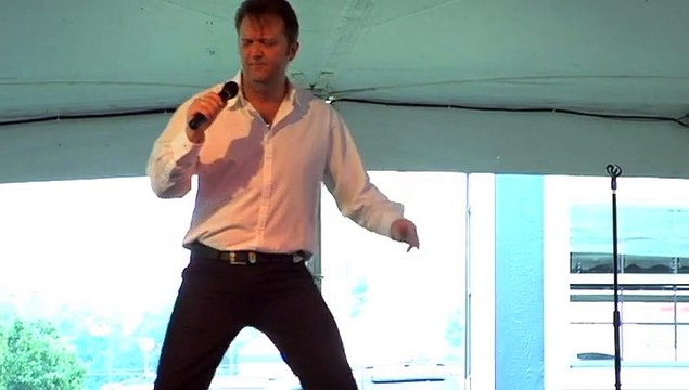 Colin Paul sings 'Susan When She Tried' at Elvis Week 2008