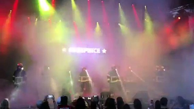 Ambiance au bal des pompiers de Nice