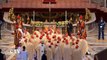 Papa Benedicto XVI y fieles veneran el féretro del beato Juan Pablo II