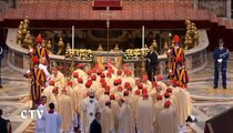 Papa Benedicto XVI y fieles veneran el féretro del beato Juan Pablo II