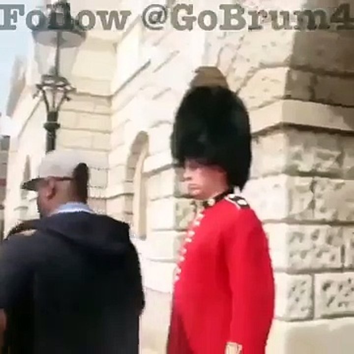[NEW] Don't Mess With The Queens Guard!