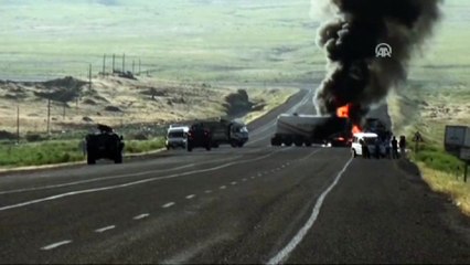 Teröristler yol kesip iş makinesi yaktı