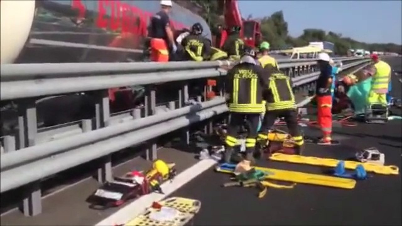Viareggio - scontro tra auto e tir in A12 (immagini Firenze Post)