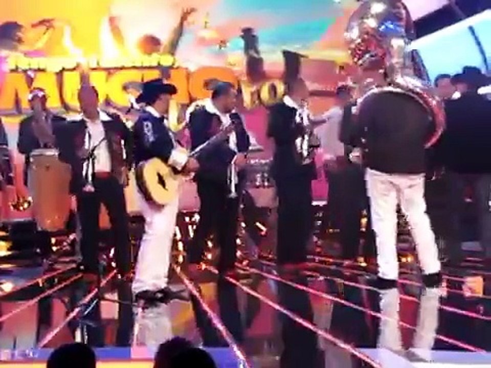 Un muchaho RETA a Julion Alvarez a cantar ????