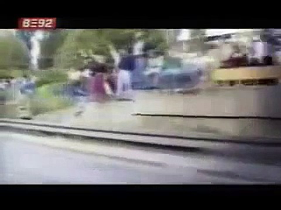 B92: Beograd, Srbija 1991 - Bacanje cveca po tenkovima JNA