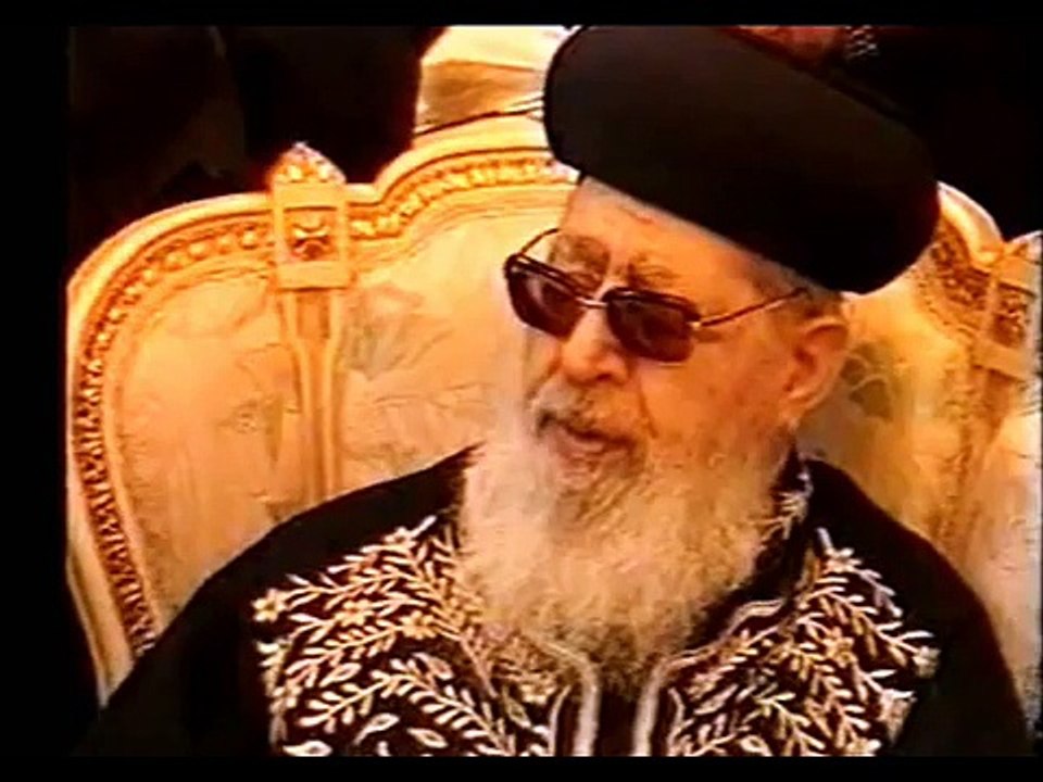 מרן הרב עובדיה יוסף מספיד את הרב שך זצ''ל, וספור על בבא סאלי ששמע ממנו.  Rabbi Ovadia Yosef