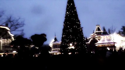 Tải video: Noël à Disneyland Paris : Neige; Parade; Père Noël et  vœux  des Ambassadeurs!