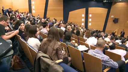 נתי נוישטיין מעניק הרצאה על כלכלה בכנס עסקים