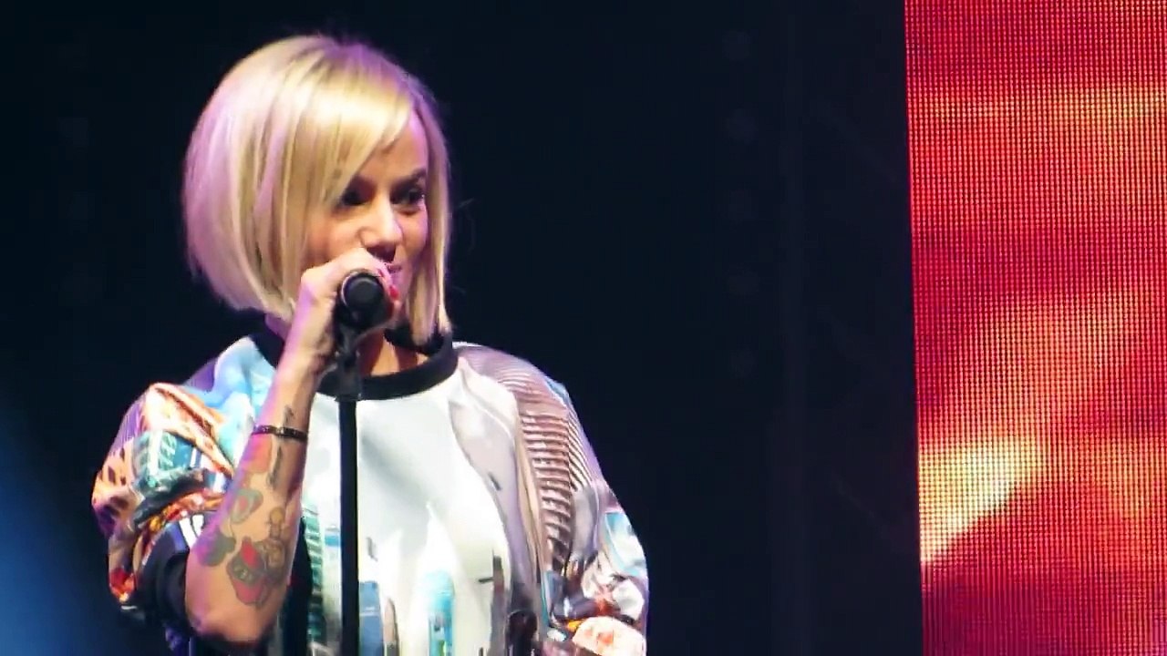 ALIZEE BLONDE CARREFOUR DE STARS 2014 MVI 3350