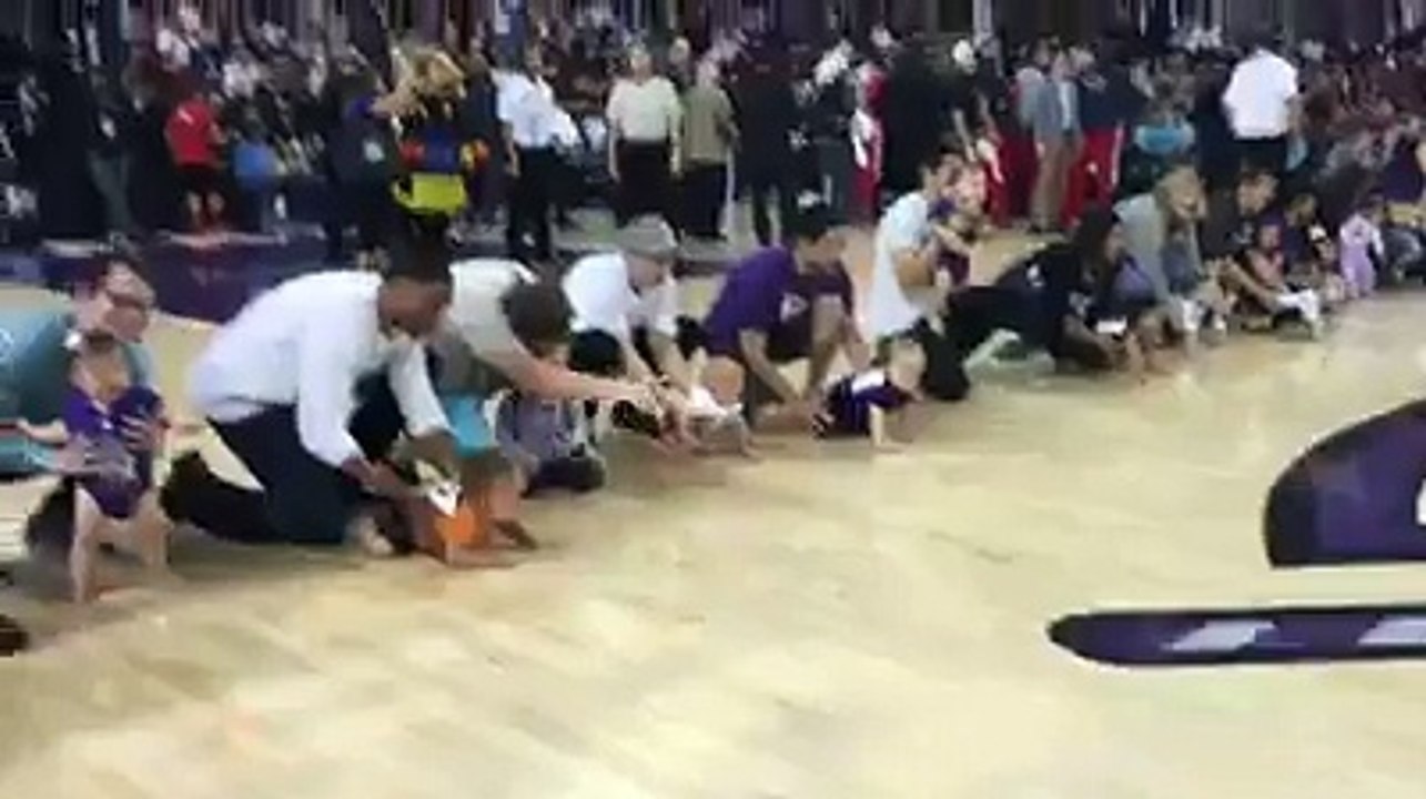 Une course de bébé lors d'un match de basket