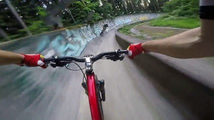 Faire du VTT sur une piste de bobsleigh abandonnée