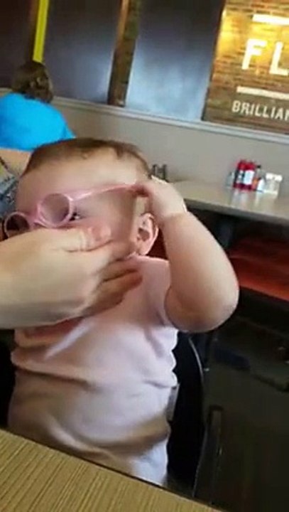 Un bébé voit net grâce à ses nouvelles lunettes